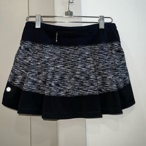 lululemon tennis/ golf skirt. Size 2 black gray color block